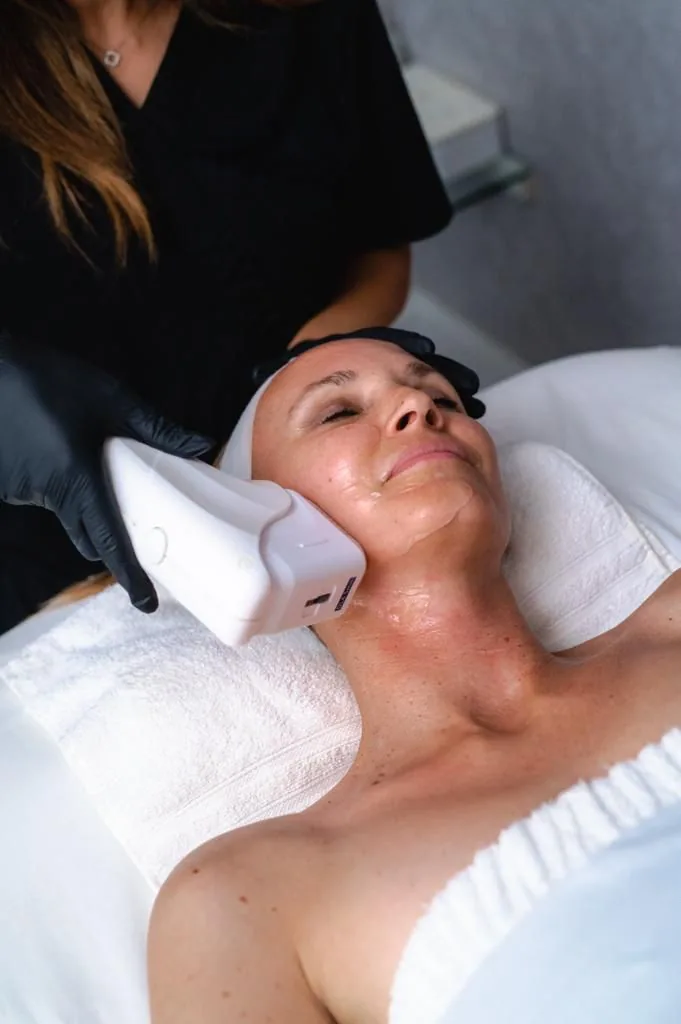 Cooling facial treatment with a handheld applicator